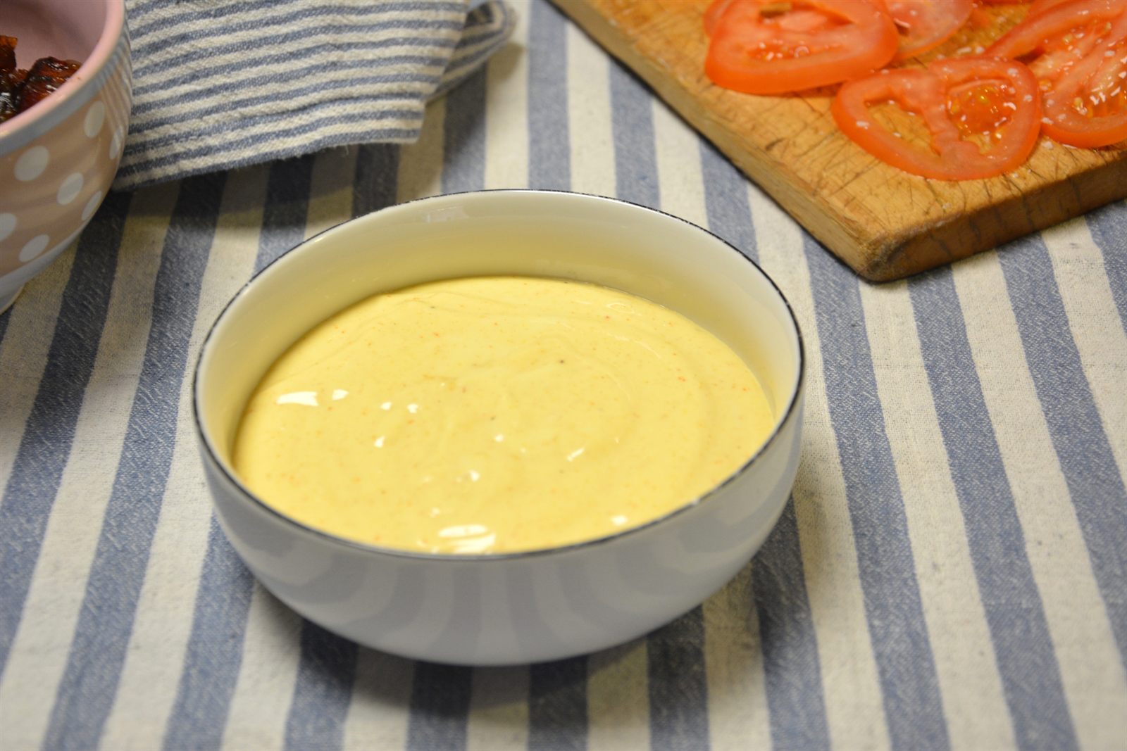 Salsa para hamburguesa casera batida y cremosa en un cuenco, lista para untar en el pan