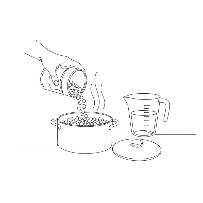 Una mano vierte garbanzos desde una lata en una olla; al lado, una jarra medidora con agua y una tapa, y sube vapor.