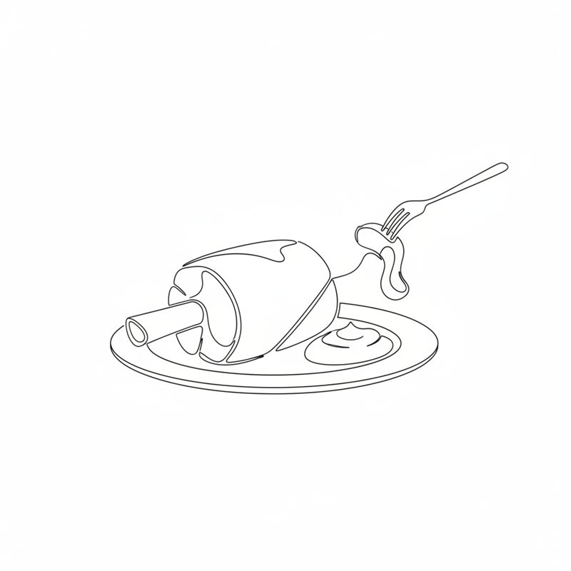 Un tenedor separa carne tierna del hueso de un jarrete de cordero braseado sobre un plato con salsa y una cucharada de puré